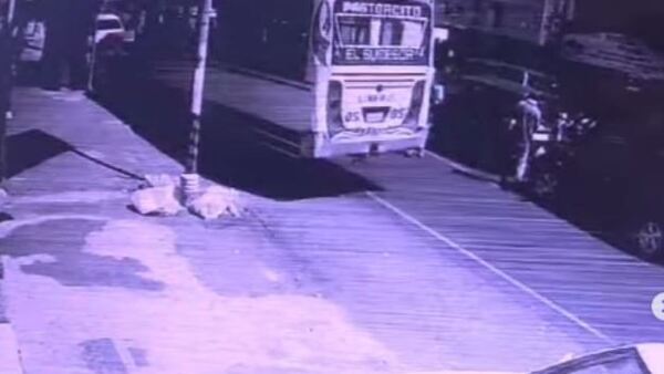 Bus chocó a auto y no se quieren hacer cargo