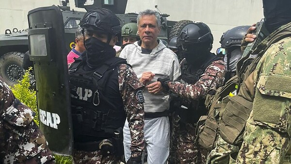 México cierra de forma indefinida su embajada en Ecuador y suspende servicios consulares