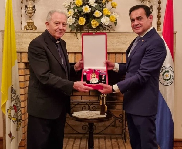 Gobierno condecora al nuncio apostólico por término de misión - .::Agencia IP::.