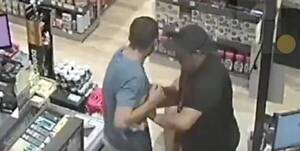 [VIDEO] Agreden a una mujer en un supermercado