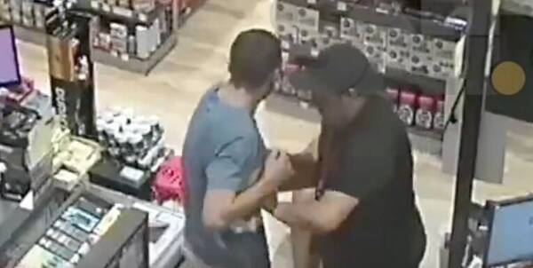 [VIDEO] Agreden a una mujer en un supermercado