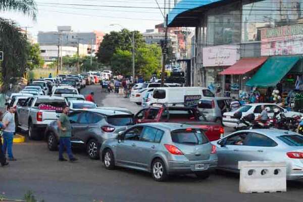 Largas colas de argentinos en el Puente San Roque González - La Tribuna