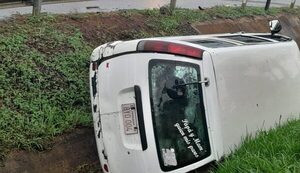 Esquivó motocicleta y terminó en la cuneta
