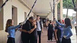 Video: así alumnos despiden a docentes que se jubilan - Nacionales - ABC Color