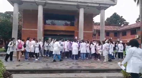 Toman Rectorado UNA en protesta a "Hambre Cero"