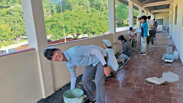 Voluntarios japoneses pintan y embellecen un colegio chaqueño