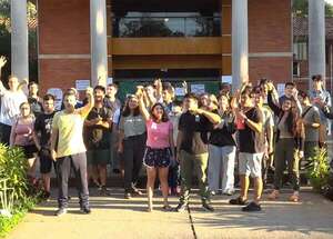 Video: el pegadizo cántico de los estudiantes dedicado a Santiago Peña ante falta de garantías para el Arancel Cero - Nacionales - ABC Color