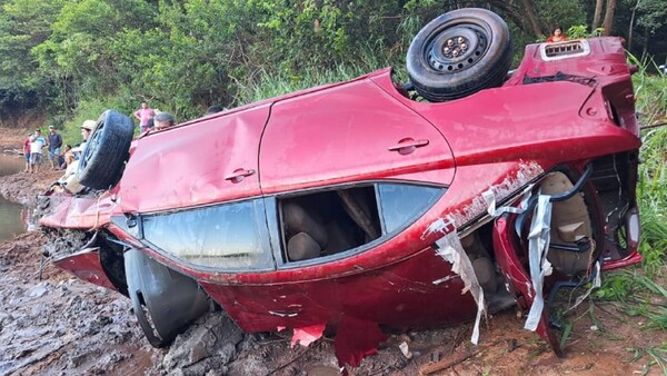 Extraen del río Paraná uno de los vehículos usados en asalto en Yatytay