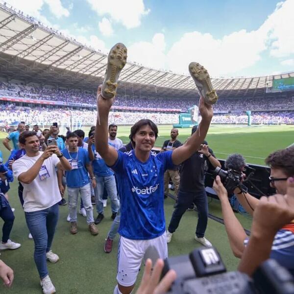 El boliviano Martins se despide del fútbol con una vuelta olímpica al estadio Mineirao - Fútbol Internacional - ABC Color