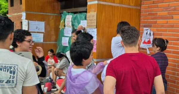 La Nación / Universitarios tomaron el Rectorado y están en paro indefinido