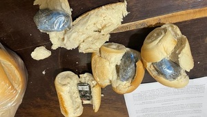 Imputan a mujer que intentó meter drogas a la cárcel en medio de panes