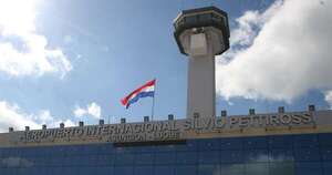 La Nación / Pasajeros sufrieron sofocos por la falta de aire en el  Aeropuerto Silvio Pettirossi