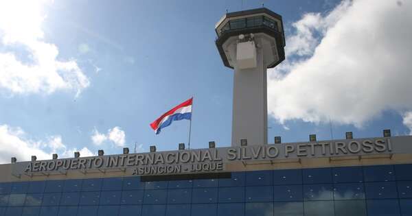 La Nación / Pasajeros sufrieron sofocos por la falta de aire en el  Aeropuerto Silvio Pettirossi
