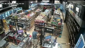 Brutal agresión a una mujer dentro de una tienda - SNT