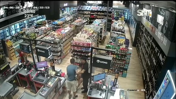Brutal agresión a una mujer dentro de una tienda - SNT