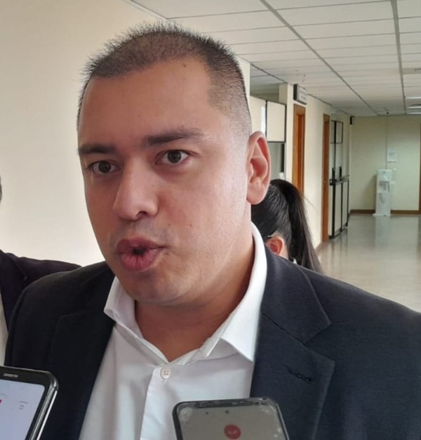 Miguel Prieto adjudica a empresas de sus amigos, expareja y exparientes político, señala imputación