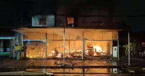 Diario HOY | Incendio consumió zapatería: “Un sacrificio de 35 años se nos fue en media hora”