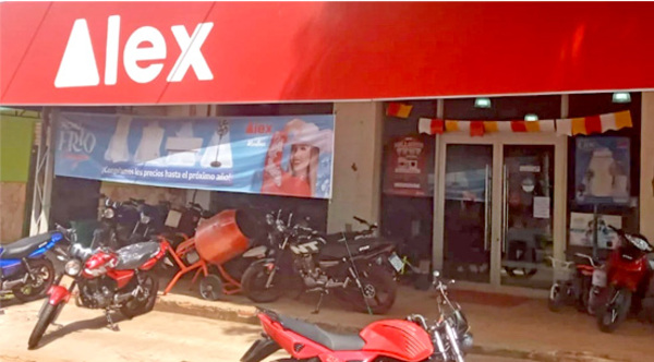 Motochorros asaltan sucursal de Alex en Itakyry; llevan dinero y celulares - La Clave