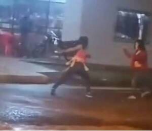 ¿Fue por un "picaflor"? Filman a dos mujeres a los tongazos