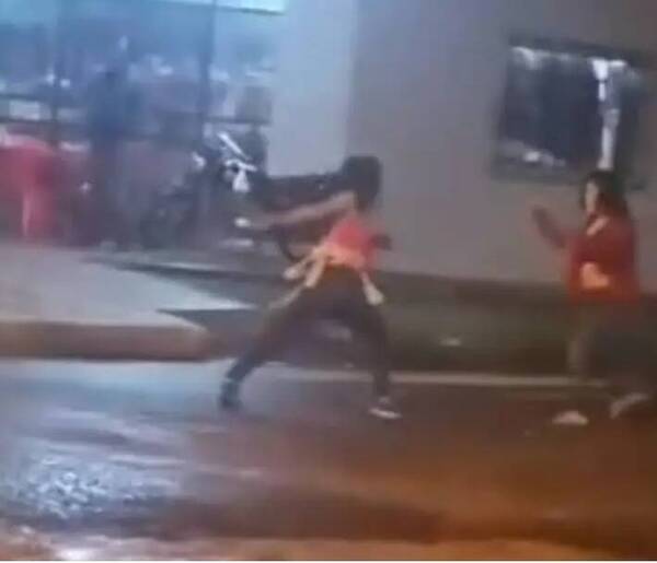 ¿Fue por un "picaflor"? Filman a dos mujeres a los tongazos
