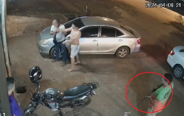 Supuestos policías protagonizaron incidentes en una gomería a punta de escopeta - Noticiero Paraguay