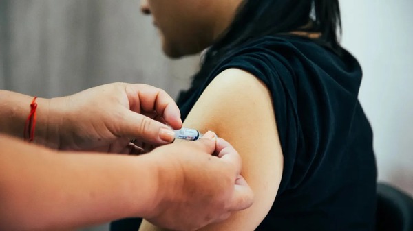 Aplican vacunas contra el COVID-19 e influenza en el policlínico municipal - San Lorenzo Hoy