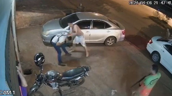 Supuestos policías agreden a hombres frente a gomería de CDE