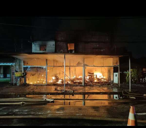 Fuego destruye una zapatería: “Nuestro sacrificio se fue al tacho” - Unicanal