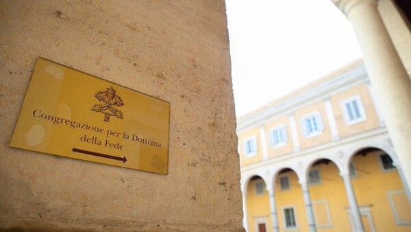 Vaticano dicta que operaciones de cambio de sexo atentan contra dignidad humana, salvo por anomalías genitales