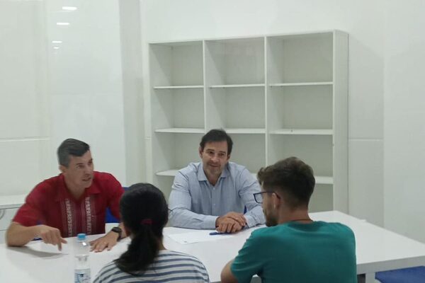 Universitarios se reúnen con Peña durante visita al Este