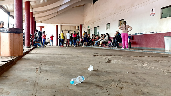 Usuarios “adornan” de basura el Hospital Regional de CDE - La Clave