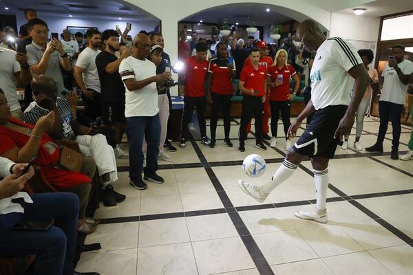 Cubano rompe récord Guinness al dominar el balón por más de 12 horas - Unicanal