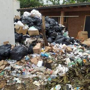 Alerta por dengue: Montonazo de basura se junta en el patio ¡del hospital!