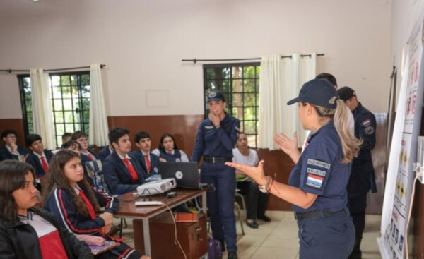 Adolescentes y jóvenes reciben educación vial en el colegio