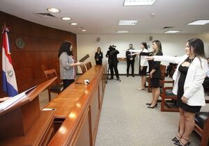 Ministra Carolina Llanes tomó juramento a actuarias judiciales para Canindeyú