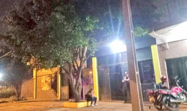 Cortame la música... ¡esto es un asalto!: bandidos entraron a una disco y pelaron al rollo