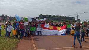 Video: Estudiantes de la UNE cierran ruta PY02 en defensa del Arancel Cero