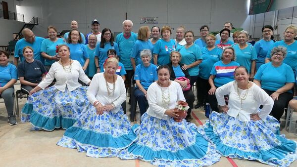 Adultos Mayores que asisten a las Escuelas Deportivas SND forman su elenco de danza folclórica - .::Agencia IP::.