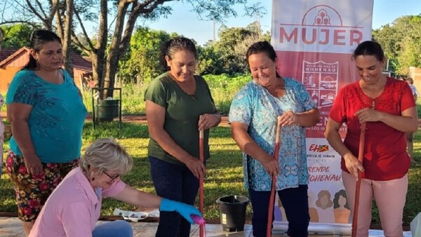 Mujeres aprenden a elaborar de productos de limpieza