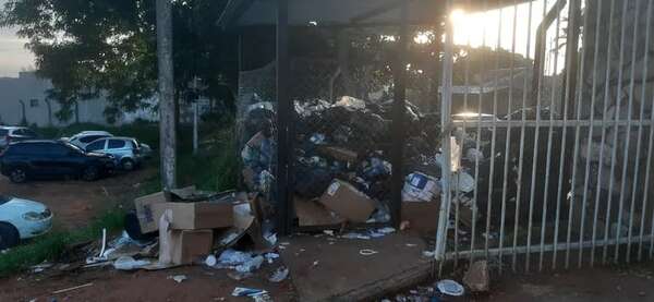 Denuncian que Hospital de Caacupé está repleto de basuras - Nacionales - ABC Color