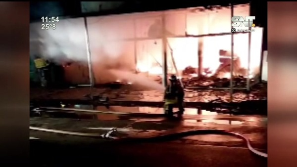 Un incendio consumió una zapatería - SNT