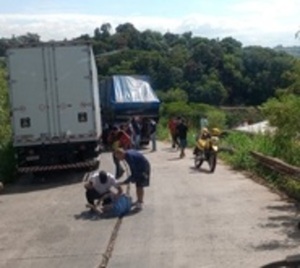 Chofer es arrollado por su camión en plena aduana de Ciudad del Este - Paraguay.com
