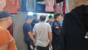 A huevazos y gritos: Incidentado procedimiento en el circuito comercial