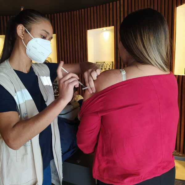 Invitan a vacunarse contra el covid e influenza en la sede de Unicanal y Trece - trece