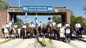 Jinetes cabalgan desde Uruguay hasta Asunción, ¿por qué? - Mundo - ABC Color
