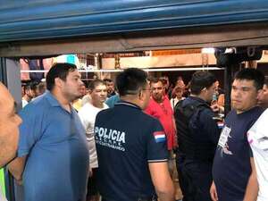Comerciantes de Encarnación arrojan huevos y escrachan a fiscales y policías por incautación de mercaderías de pequeño local - Economía - ABC Color