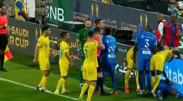 (VIDEO). Cristiano Ronaldo fue expulsado y luego amagó con pegarle al árbitro