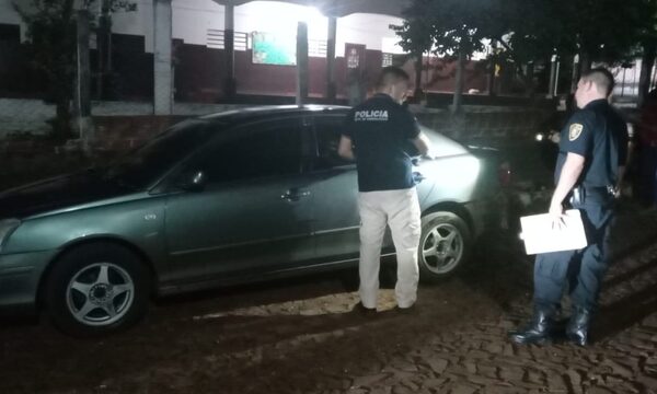 Abandonan vehículo utilizado para asalto a local comercial