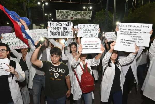 Hambre Cero: miles de universitarios marcharon en rechazo de la ley y en defensa de Arancel Cero - Nacionales - ABC Color