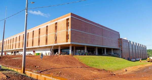La Nación / Autoridades verifican obras del Gran Hospital del Sur